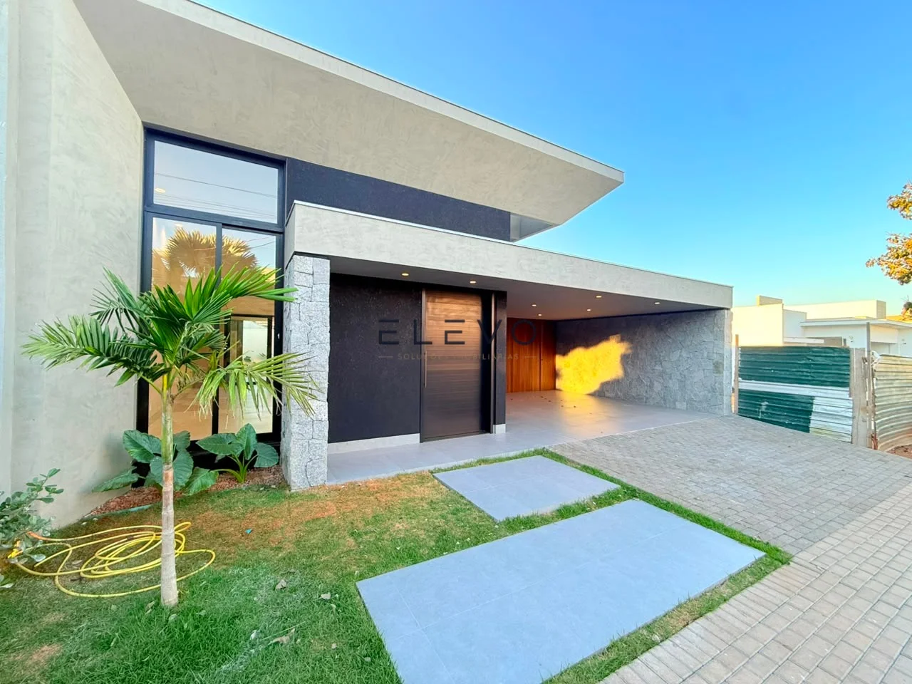 Casa Térrea à Venda no Condomínio Ouro Verde | 3 Suítes, Piscina e 237 m² em Sarandi-PR