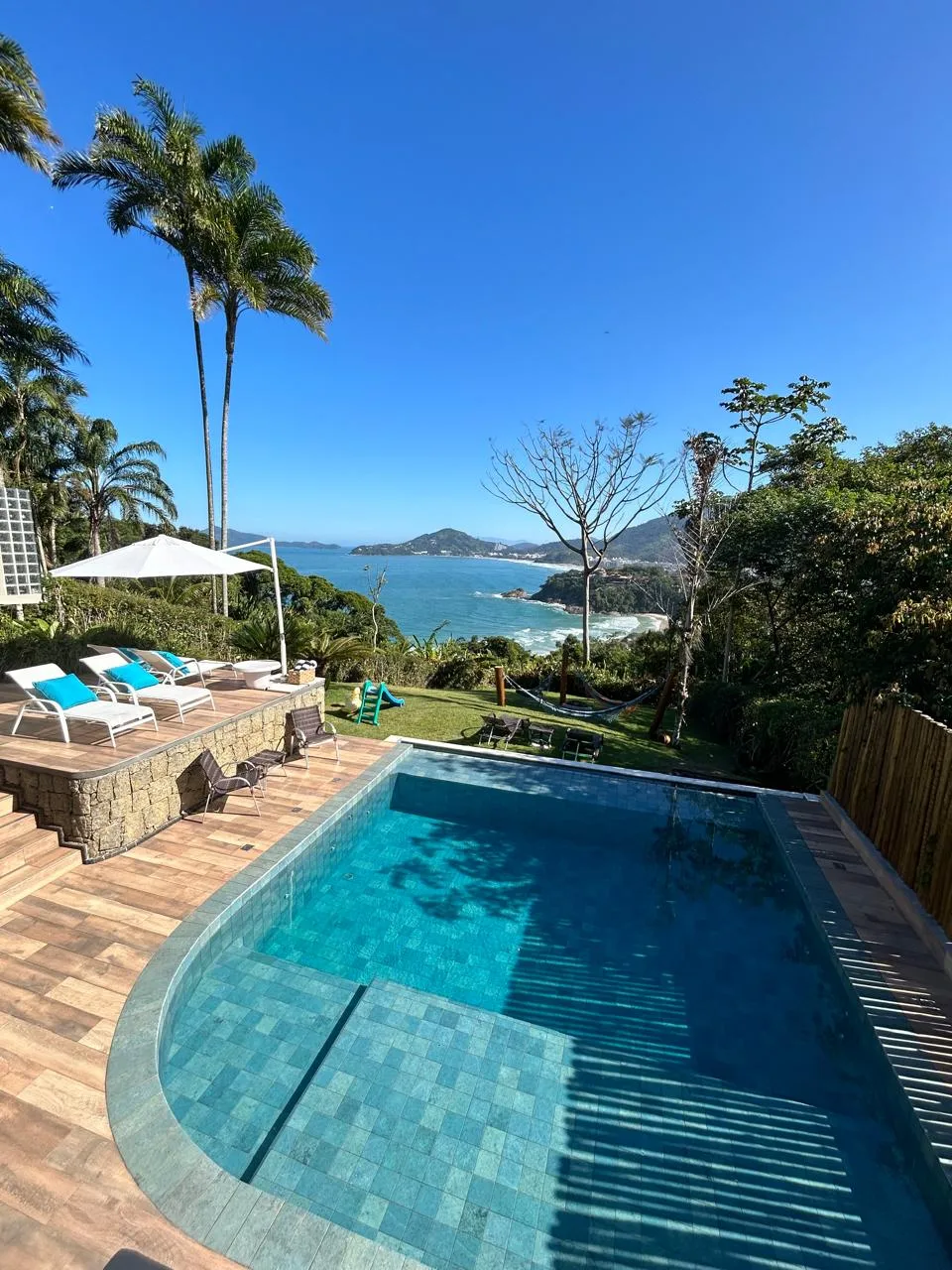 Casa á venda com 4 dormitórios no Condomínio Alto da Praia Vermelha em Ubatuba/SP.