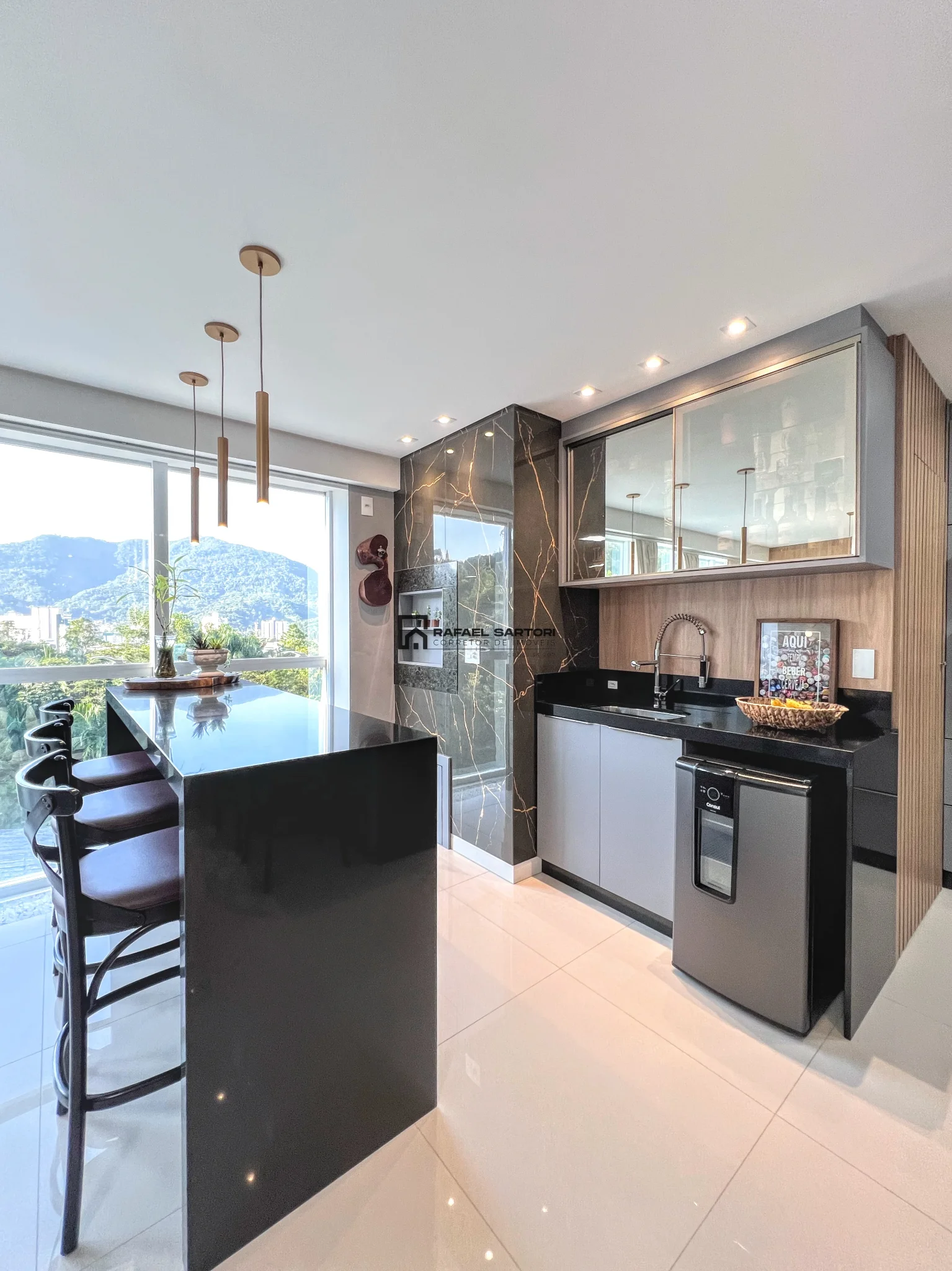 APARTAMENTO NO CENTRO COM 03 SUÍTES
