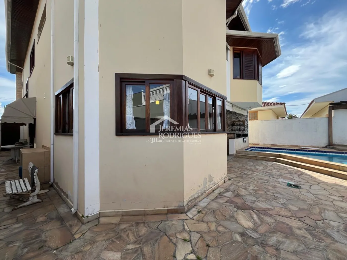 Casa à venda com 4 suítes no Condomínio Taubaté Village em Taubaté/SP.