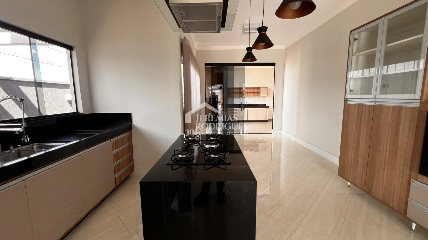 Casa à venda com 3 dormitórios no Condomínio Campos do Conde II em Tremembé/SP.