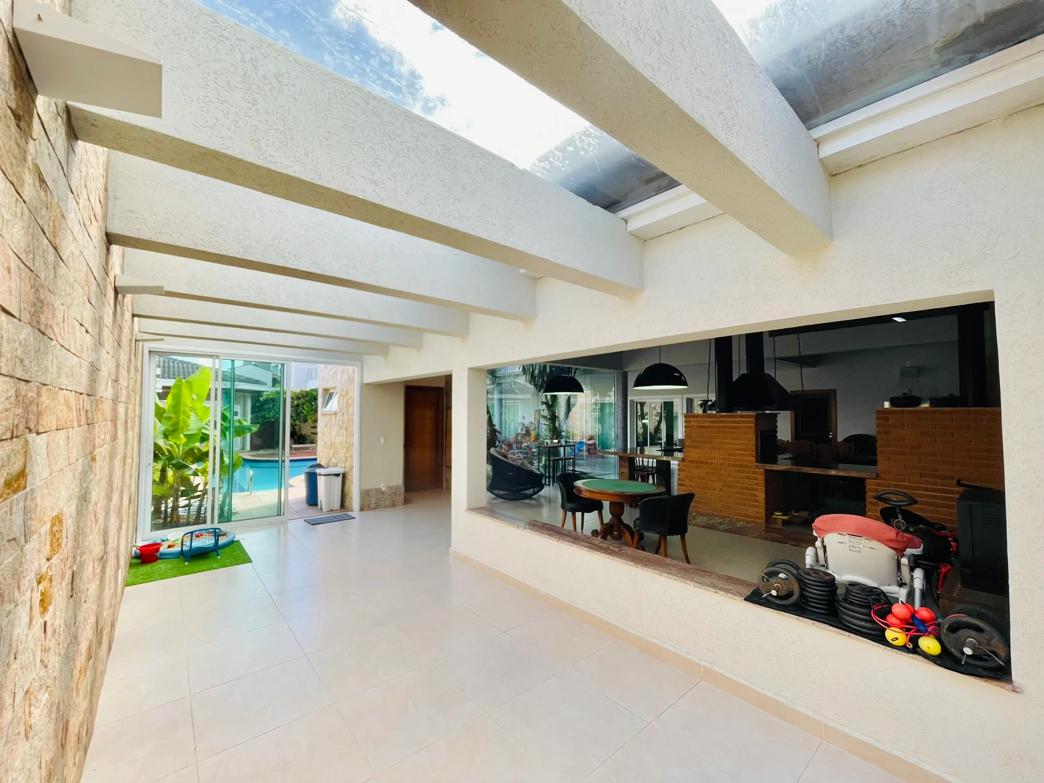 Casa à venda com 4 dormitórios no Condomínio Campos do Conde II em Tremembé/SP.