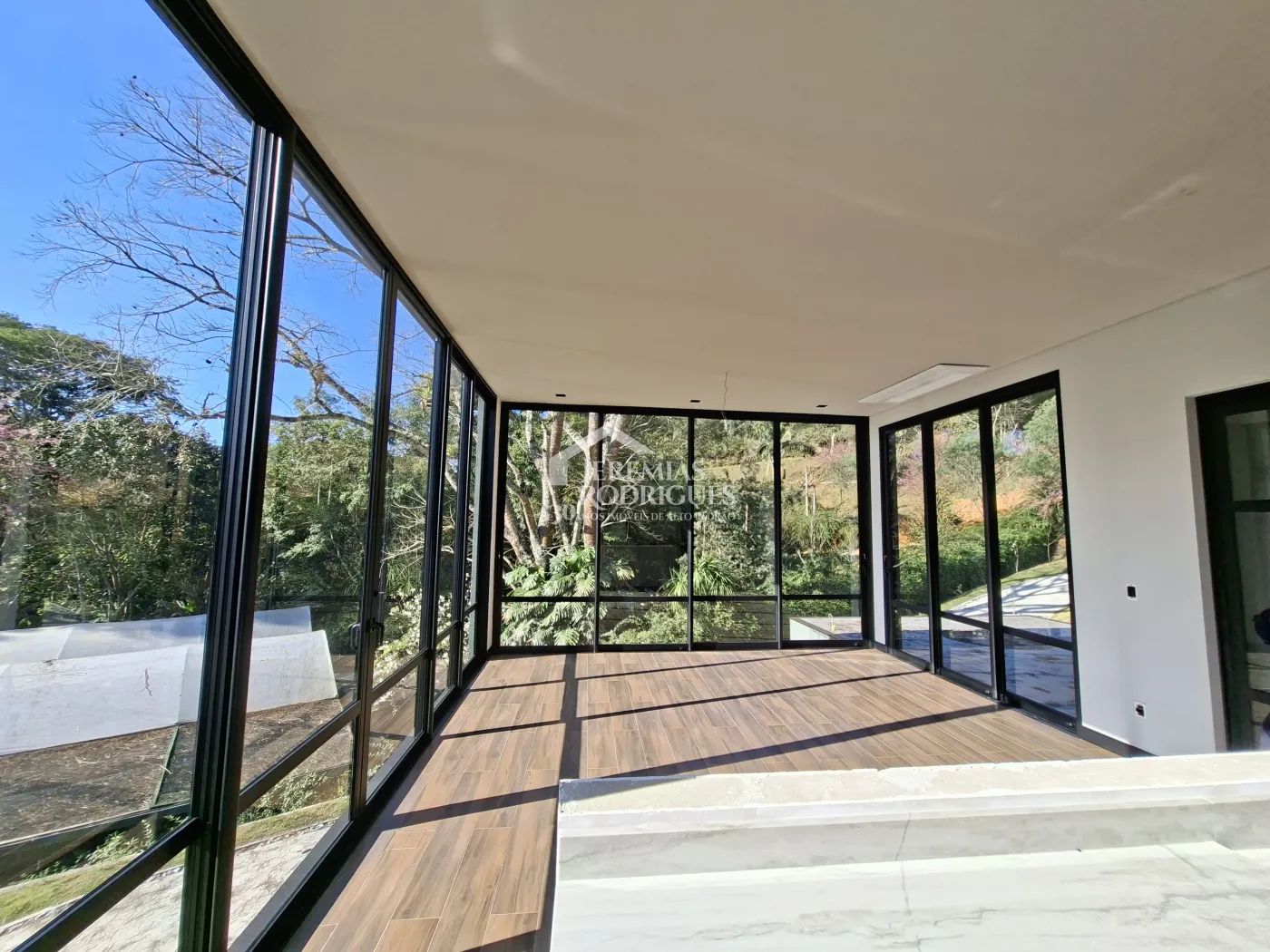 Casa à venda com 4 dormitórios, no Condomínio Parque da Mantiqueira em Santo Antônio do Pinhal/SP.