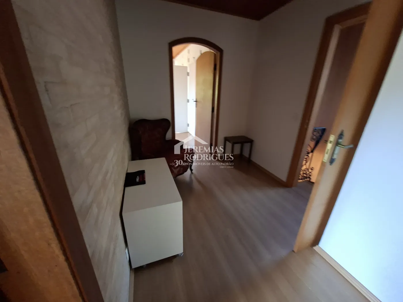 Casa à venda com 4 dormitórios no Condomínio Jardim Véu da Noiva em Campos do Jordão/SP.