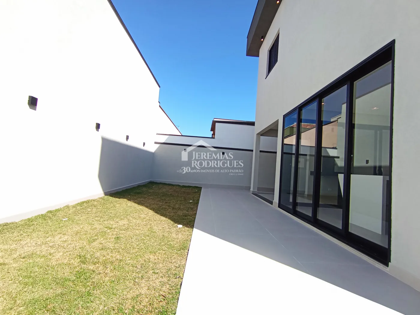 Casa à venda com 3 dormitórios no Condomínio Malibu em Caçapava/SP.