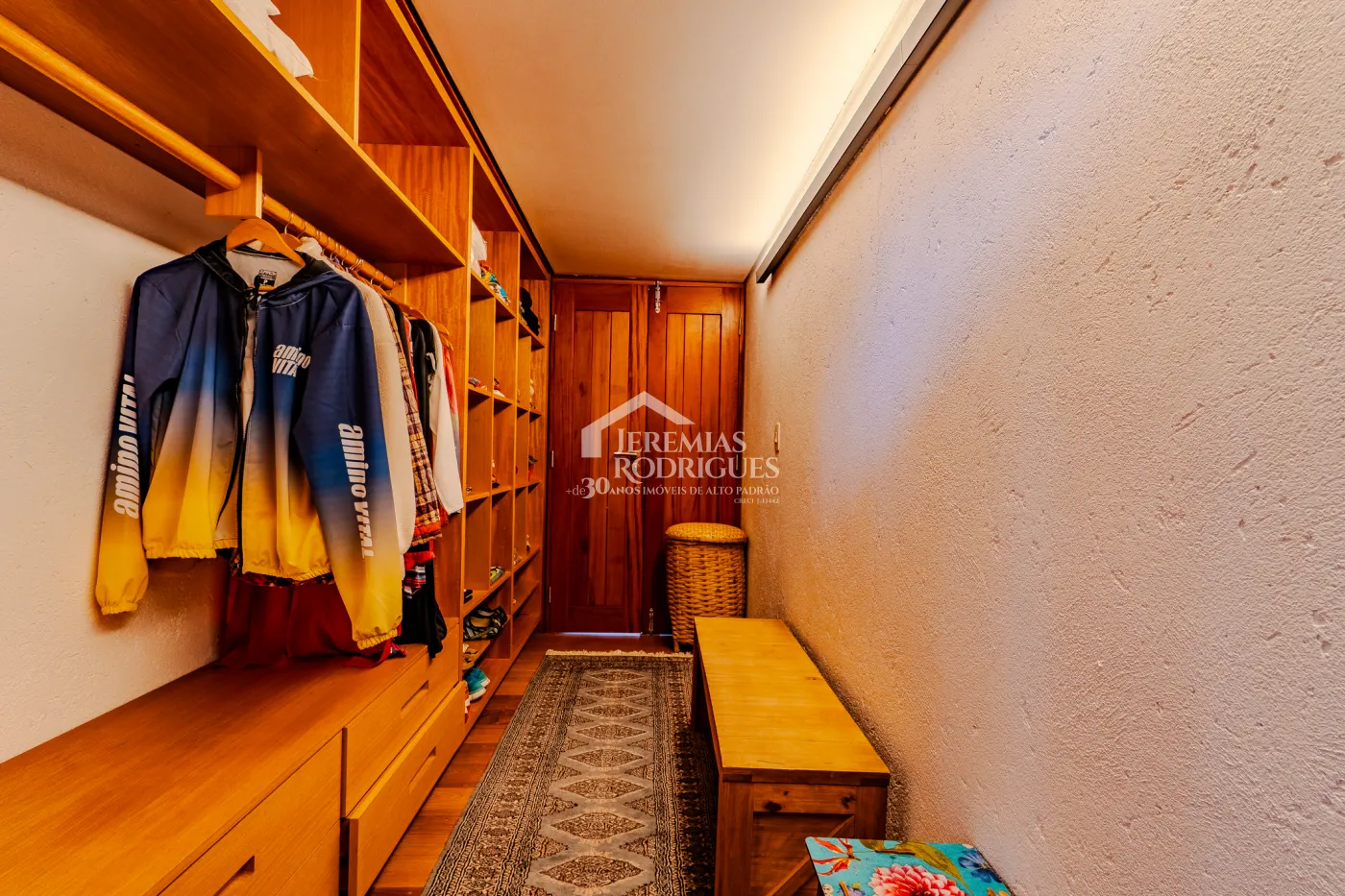 Mansão à venda com 4 suítes no Condomínio Parque da Mantiqueira em Santo Antônio do Pinhal/SP.