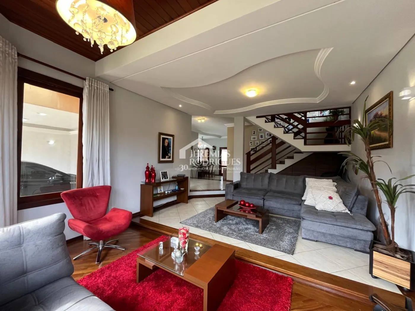 Casa à venda com 4 suítes no Condomínio Taubaté Village em Taubaté/SP.