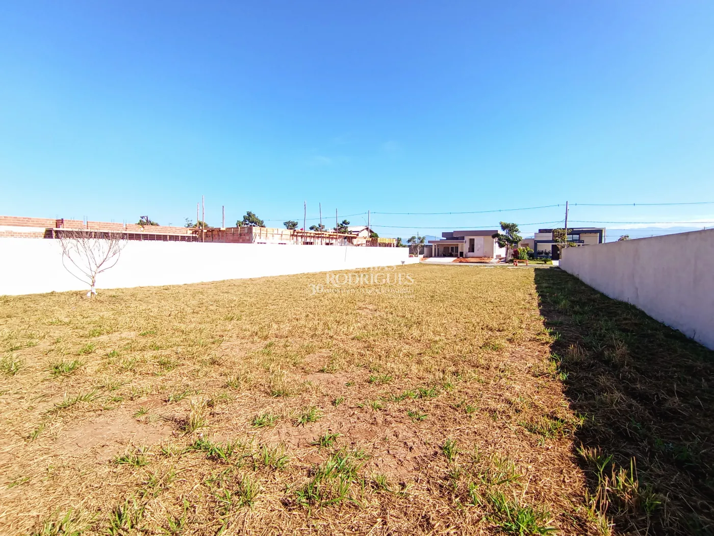 Terreno à venda com 1.044 m² no Condomínio Colonial Village II em Pindamonhangaba/SP.