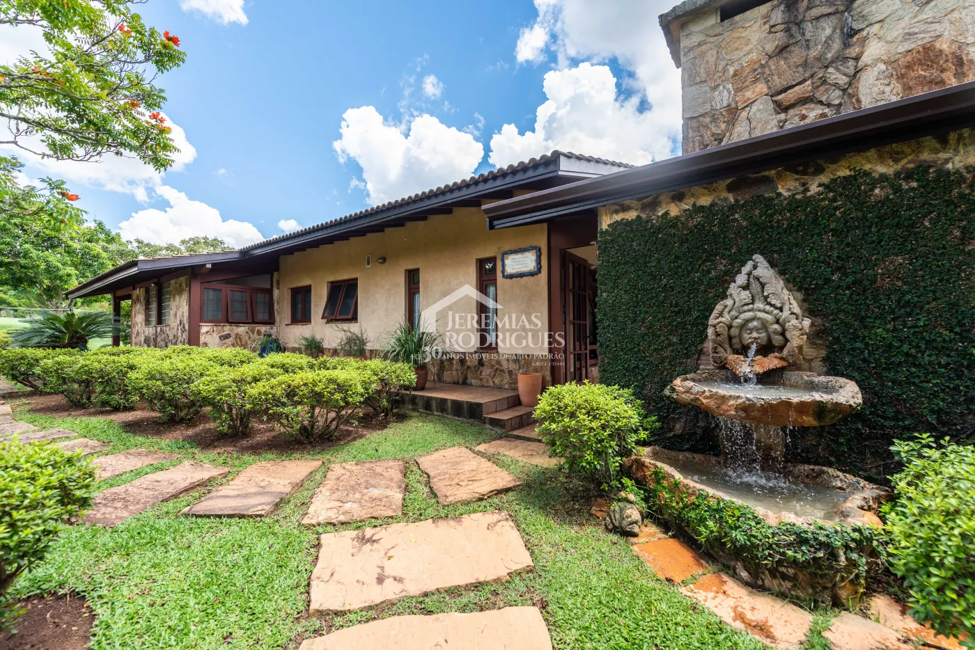 Sitio com 9 suítes, 2.600 m² - Piracaia/SP.