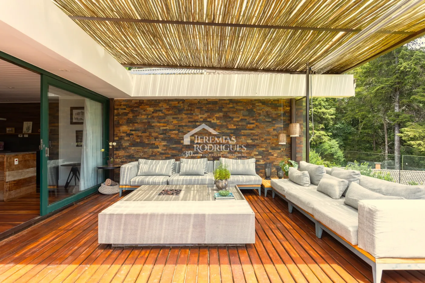 Casa na montanha para venda com 8 suítes no bairro Jardim Belvedere em Campos do Jordão/SP
