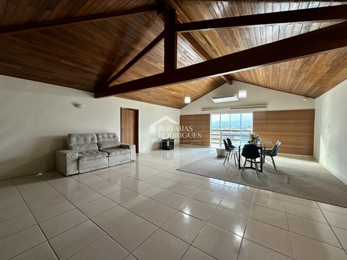 Casa comercial com 320 m² - Chácara Guizard - Taubaté/SP.