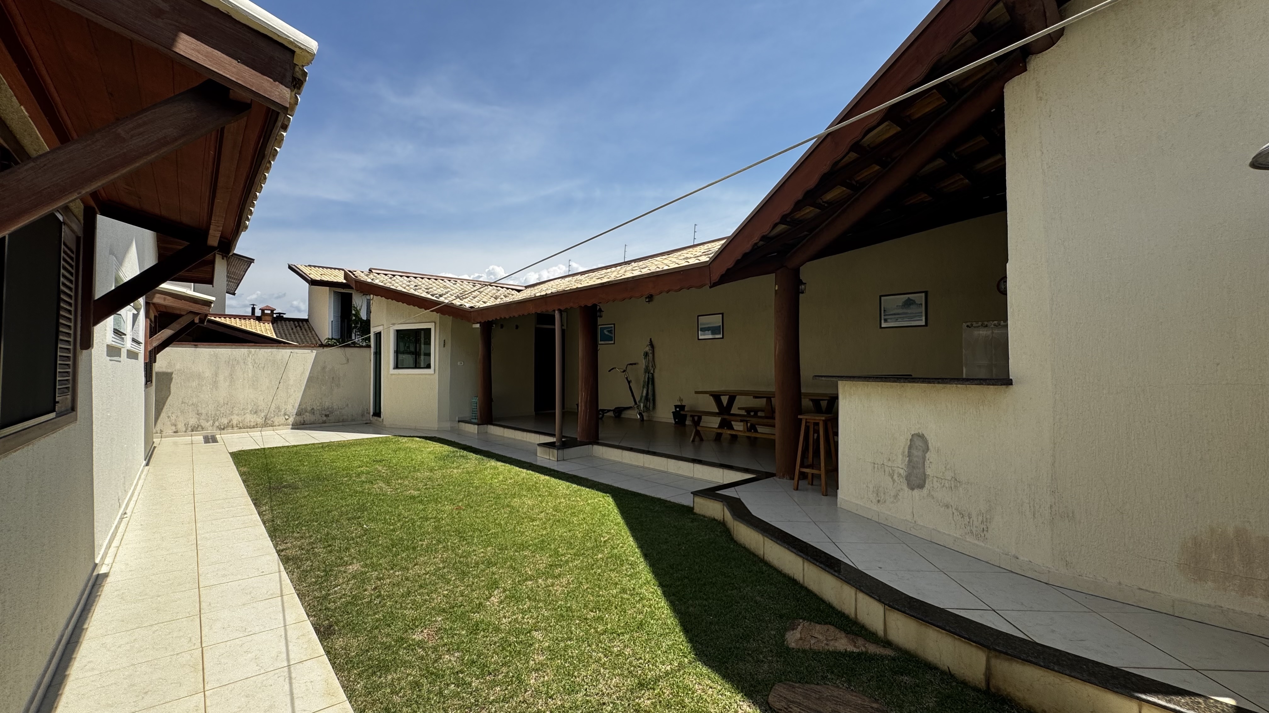 Casa à venda com 3 dormitórios no Condomínio Real Ville em Pindamonhangaba/SP.