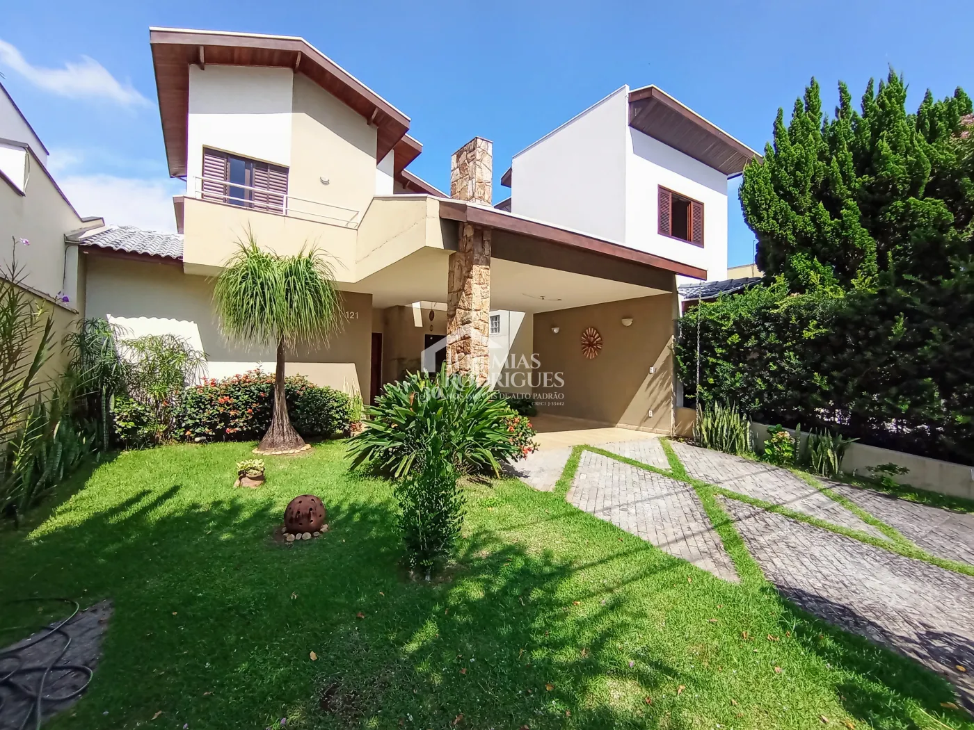 Casa assobradada à venda com 3 suítes no Condomínio Fortaleza em Taubaté/SP.