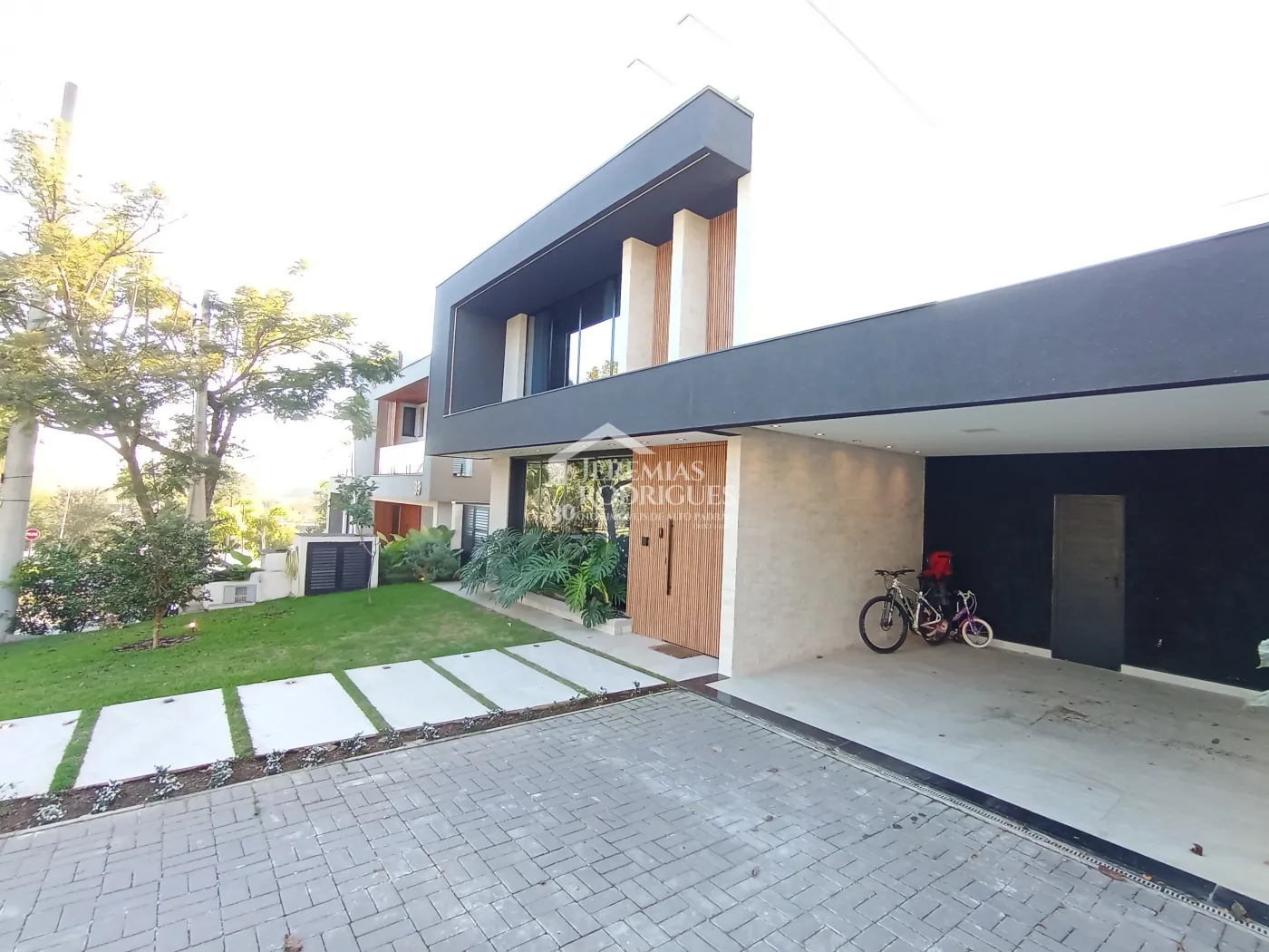 Casa à venda com 5 dormitórios no Condomínio Reserva dos Lagos em Pindamonhangaba/SP.