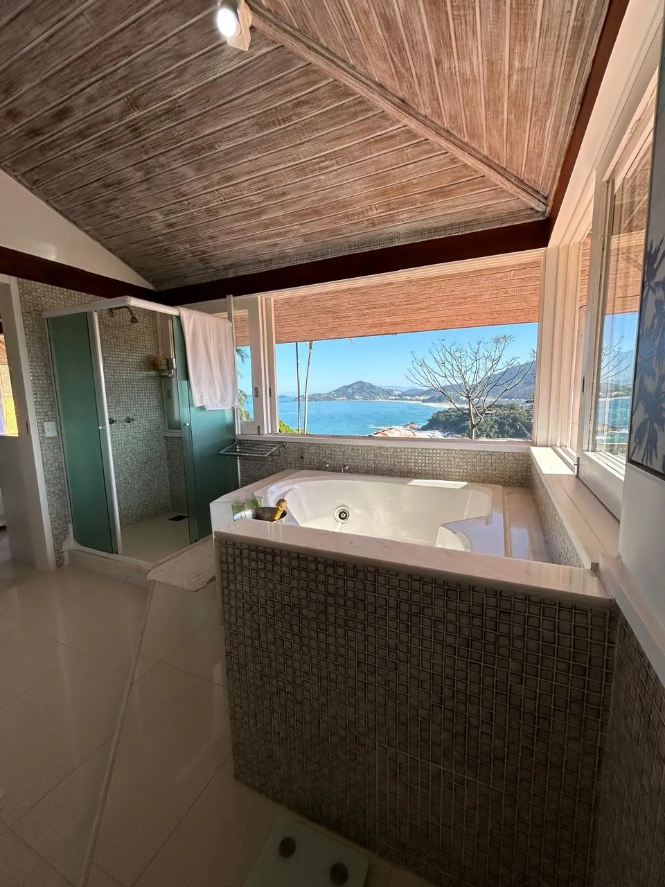 Casa á venda com 4 dormitórios no Condomínio Alto da Praia Vermelha em Ubatuba/SP.