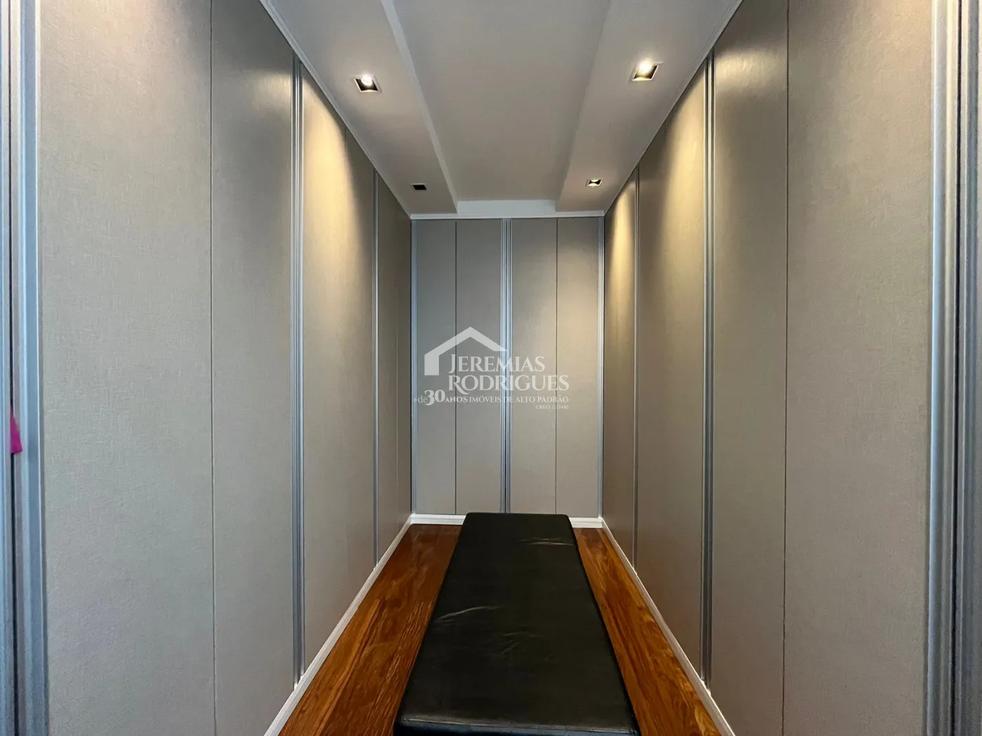Casa assobradada à venda com 4 dormitórios no Condomínio Residencial Eldorado, em Tremembé/SP.