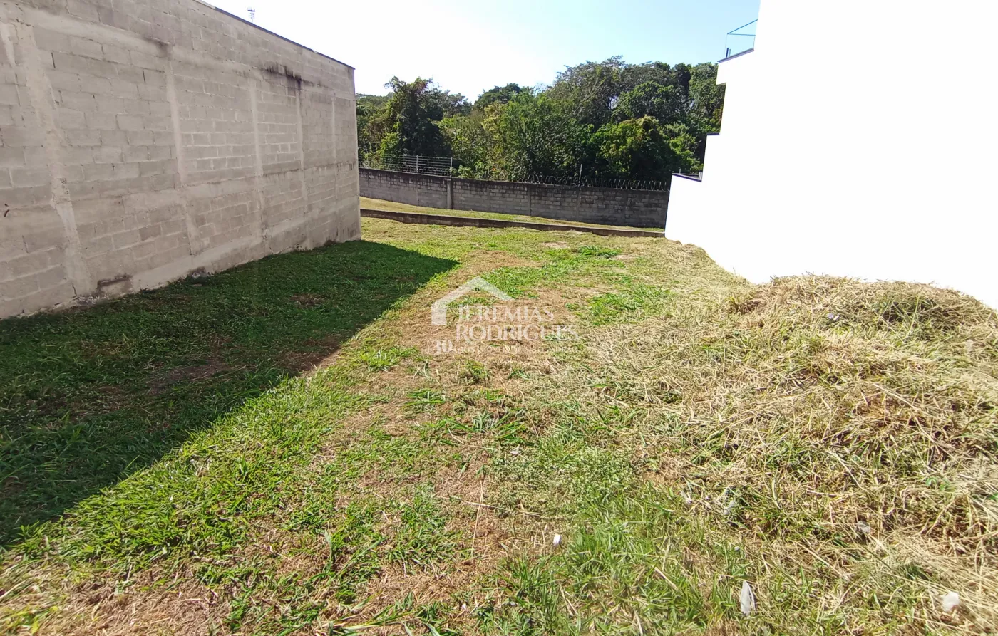 Terreno à venda com 332 m² no Condomínio Parque das Araucárias, em Tremembé/SP.