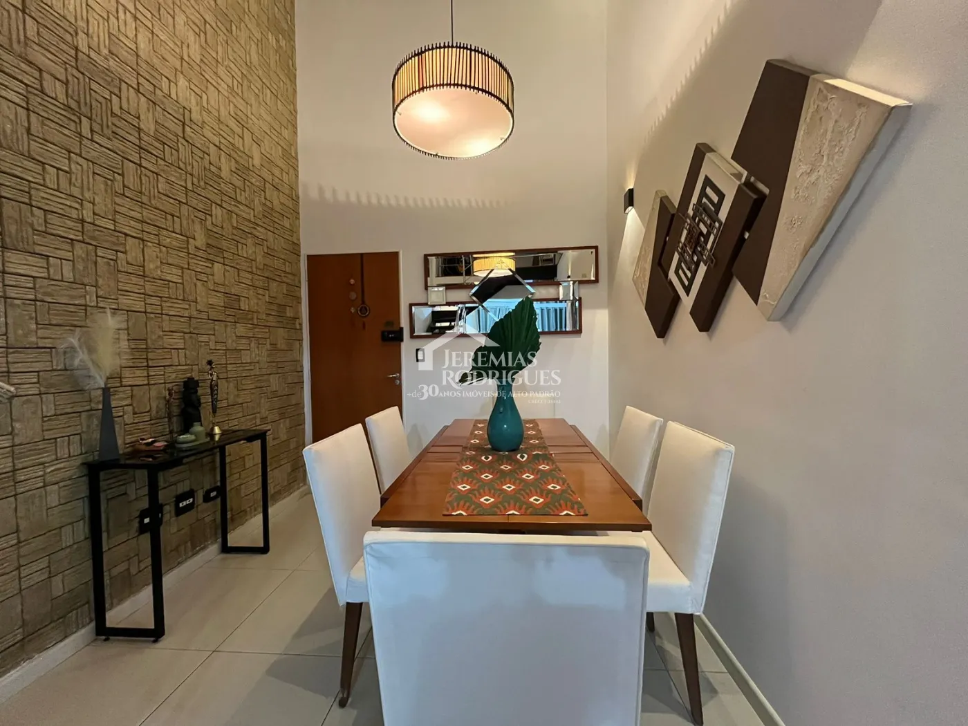 Apartamento duplex à venda com 2 dormitórios, 107 m² no Edifício Jabuticabeiras em Taubaté/SP.