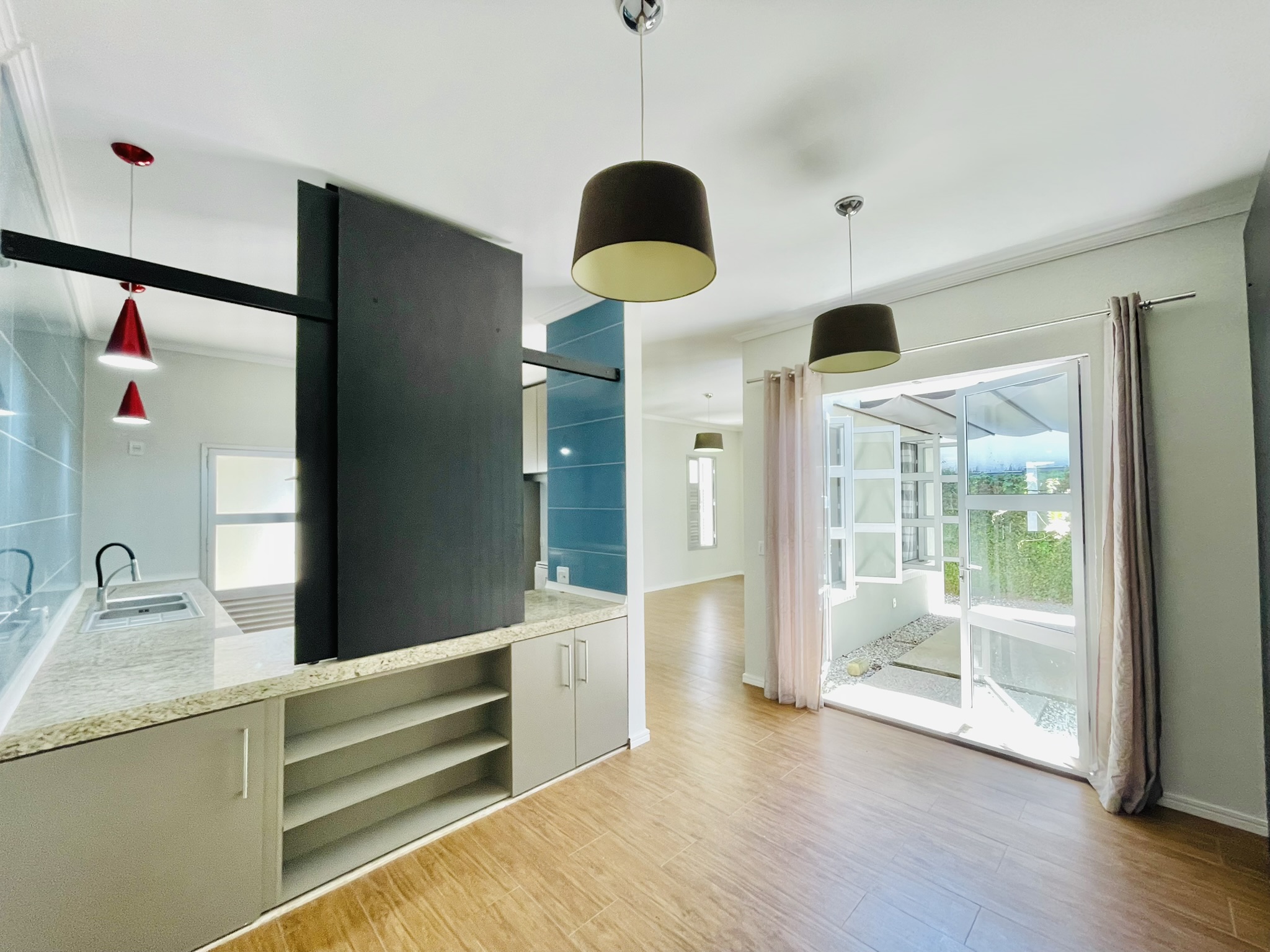 Casa à venda com 3 suítes no Condomínio Campos do Conde II em Tremembé/SP.