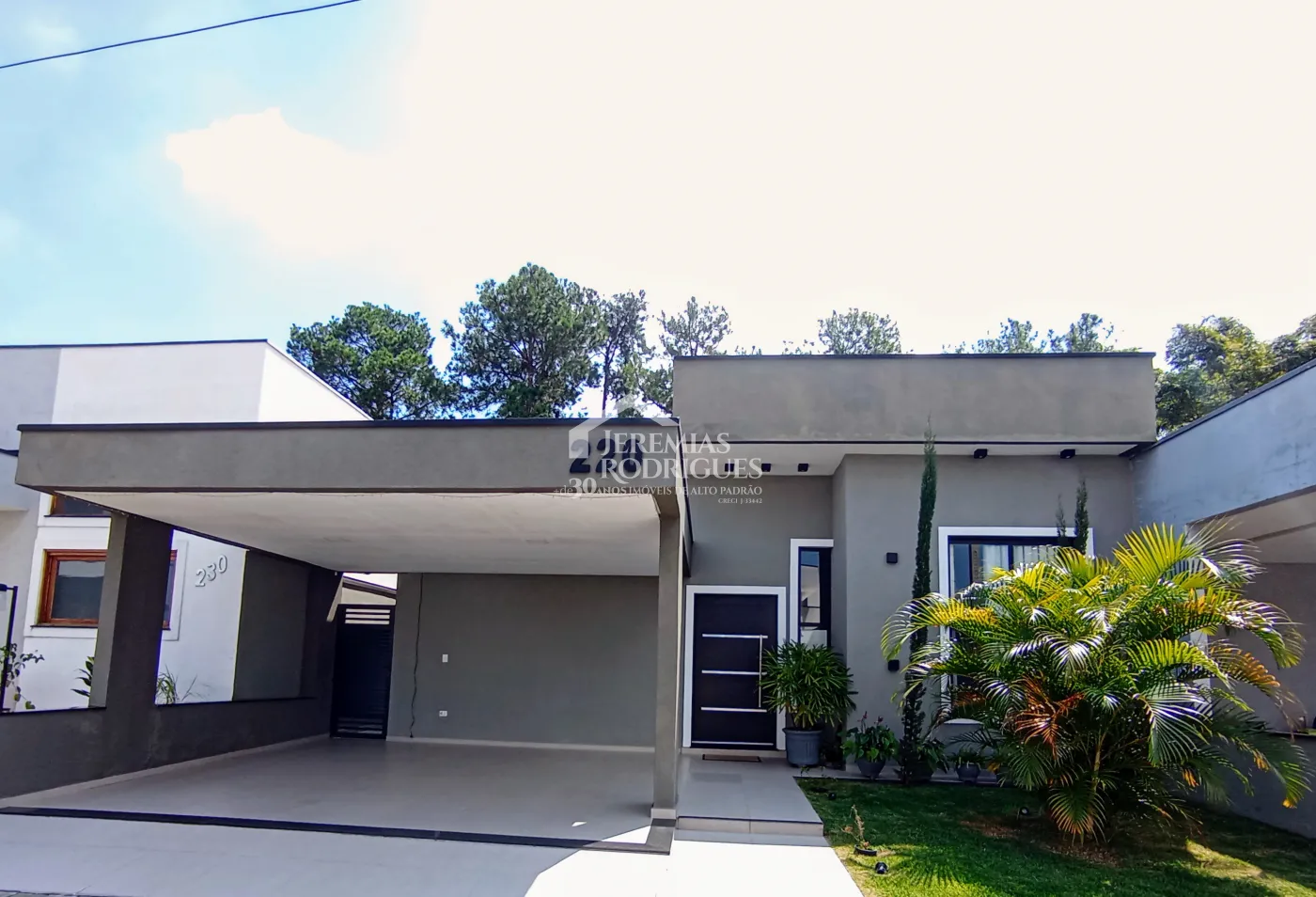 Casa à venda com 3 dormitórios no Condomínio Morada do Visconde em Tremembé/SP.