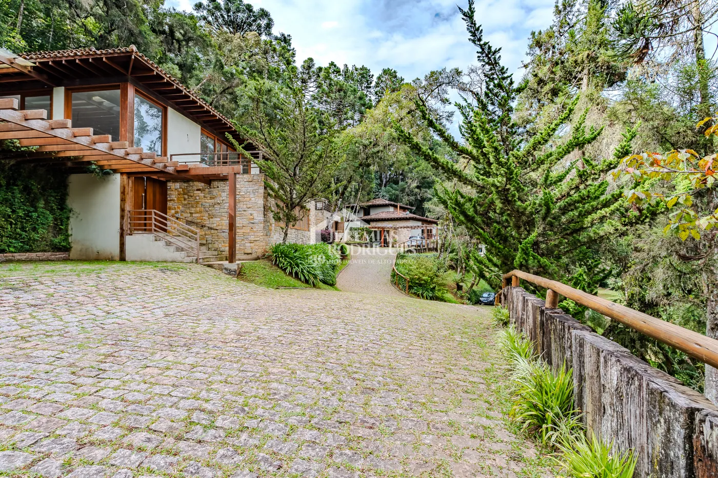 Casa para venda com 5 suítes no Condomínio Villandry em Campos do Jordão/SP