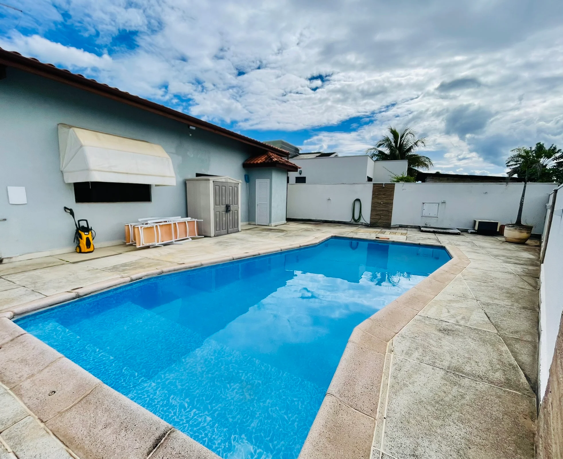 Casa à venda com 4 dormitórios no Condomínio Colonial Village I em Pindamonhangaba/SP. 