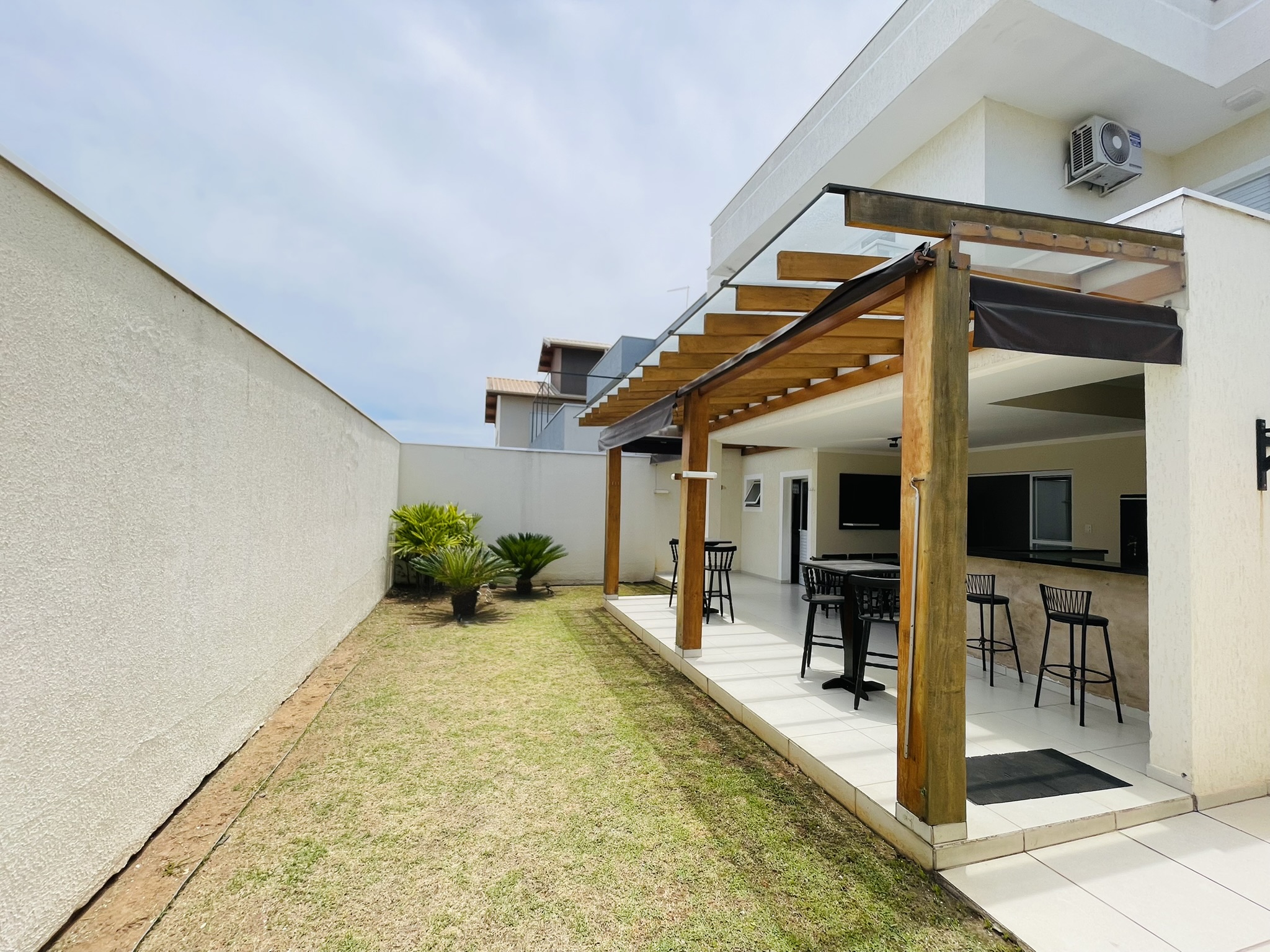 Casa à venda com 3 dormitórios no Condomínio Moema Ville em Pindamonhangaba/SP.