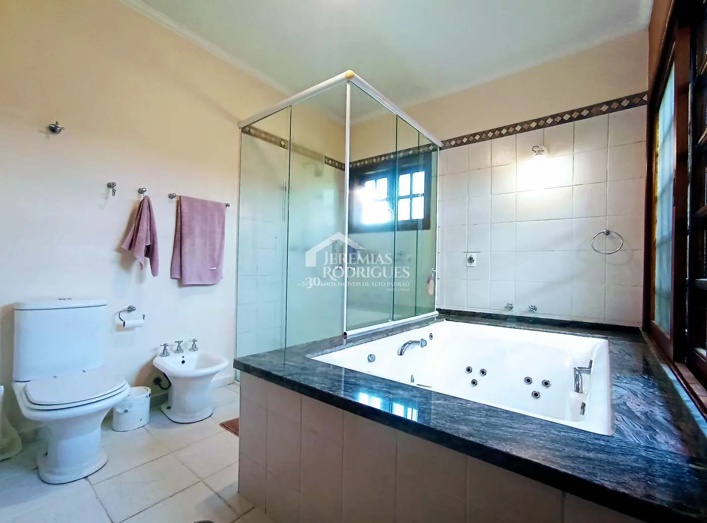 Casa à venda com 3 dormitórios no Condomínio Chácaras Cataguá em Taubaté/SP