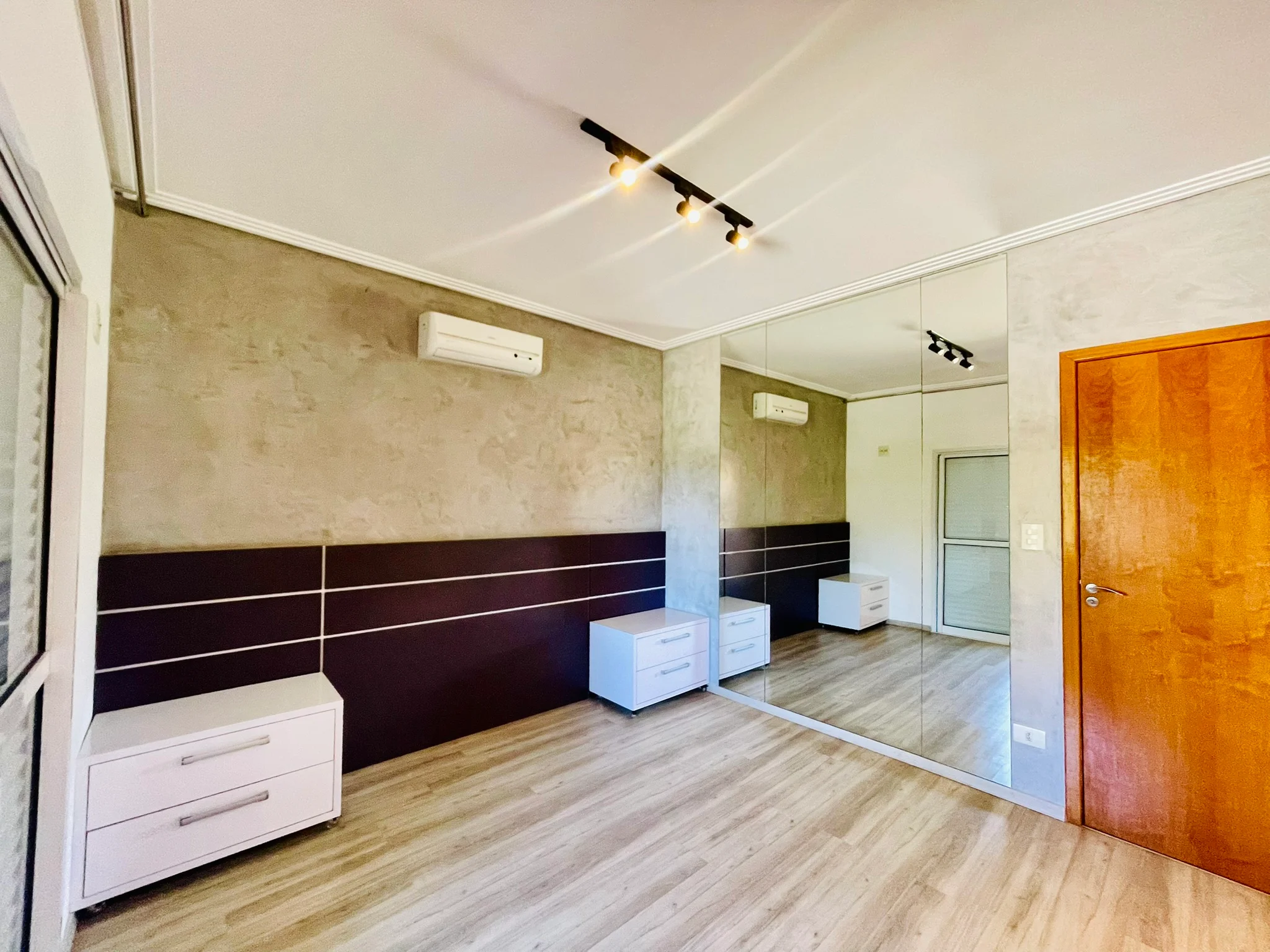 Casa à venda com 4 dormitórios no Condomínio Campos do Conde III em Tremembé/SP. 