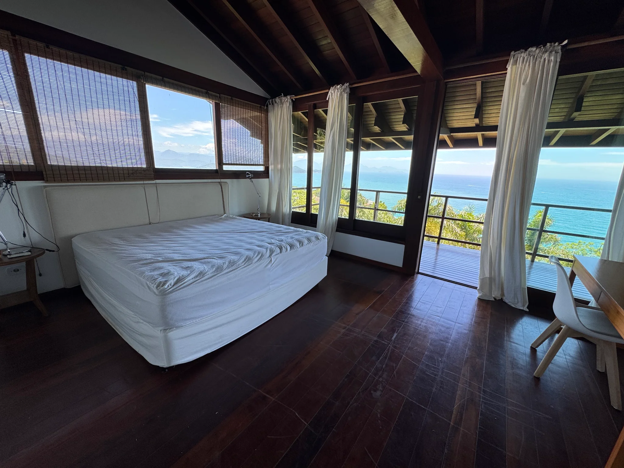 Casa à venda com 3 suítes no Condomínio Ponta das Toninhas em Ubatuba/SP. 