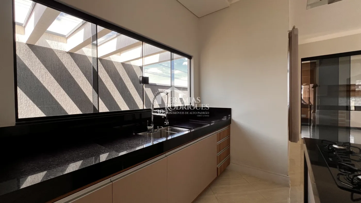 Casa à venda com 3 dormitórios no Condomínio Campos do Conde II em Tremembé/SP.