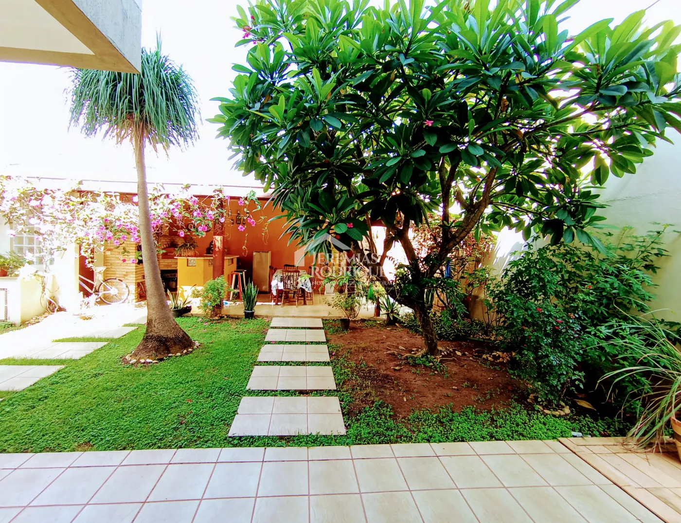 Casa assobradada à venda com 3 suítes no Condomínio Fortaleza em Taubaté/SP.