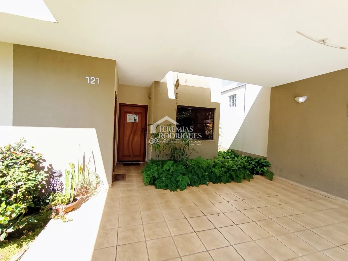 Casa assobradada à venda com 3 suítes no Condomínio Fortaleza em Taubaté/SP.