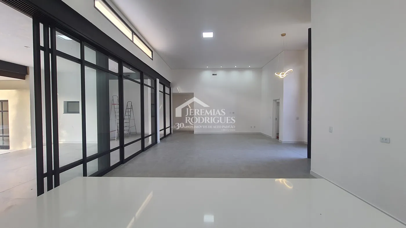 Casa à venda com 3 suítes no Condomínio Chácaras Cataguá em Taubaté/SP.