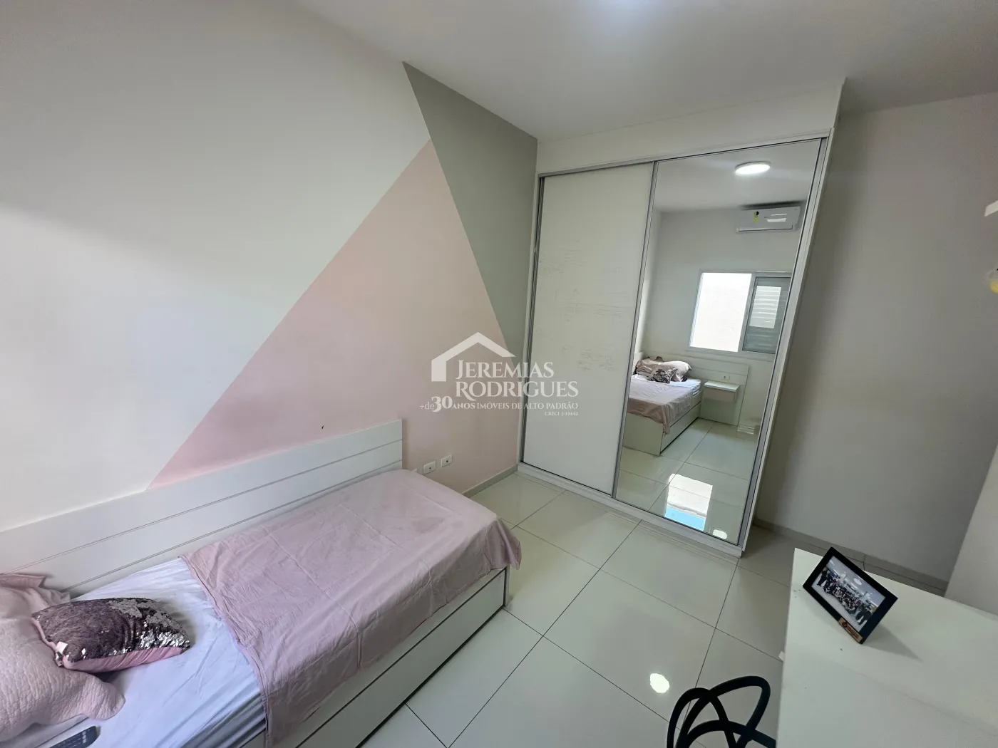 Casa mobiliada para locação com 3 suítes no Condomínio Real Ville em Pindamonhangaba/SP