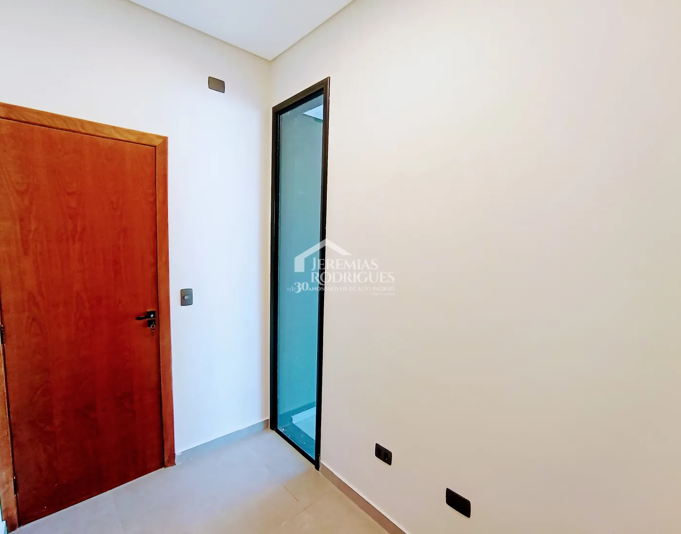 Casa à venda com 3 suítes no Condomínio Quinta das Palmeiras em Taubaté/SP.