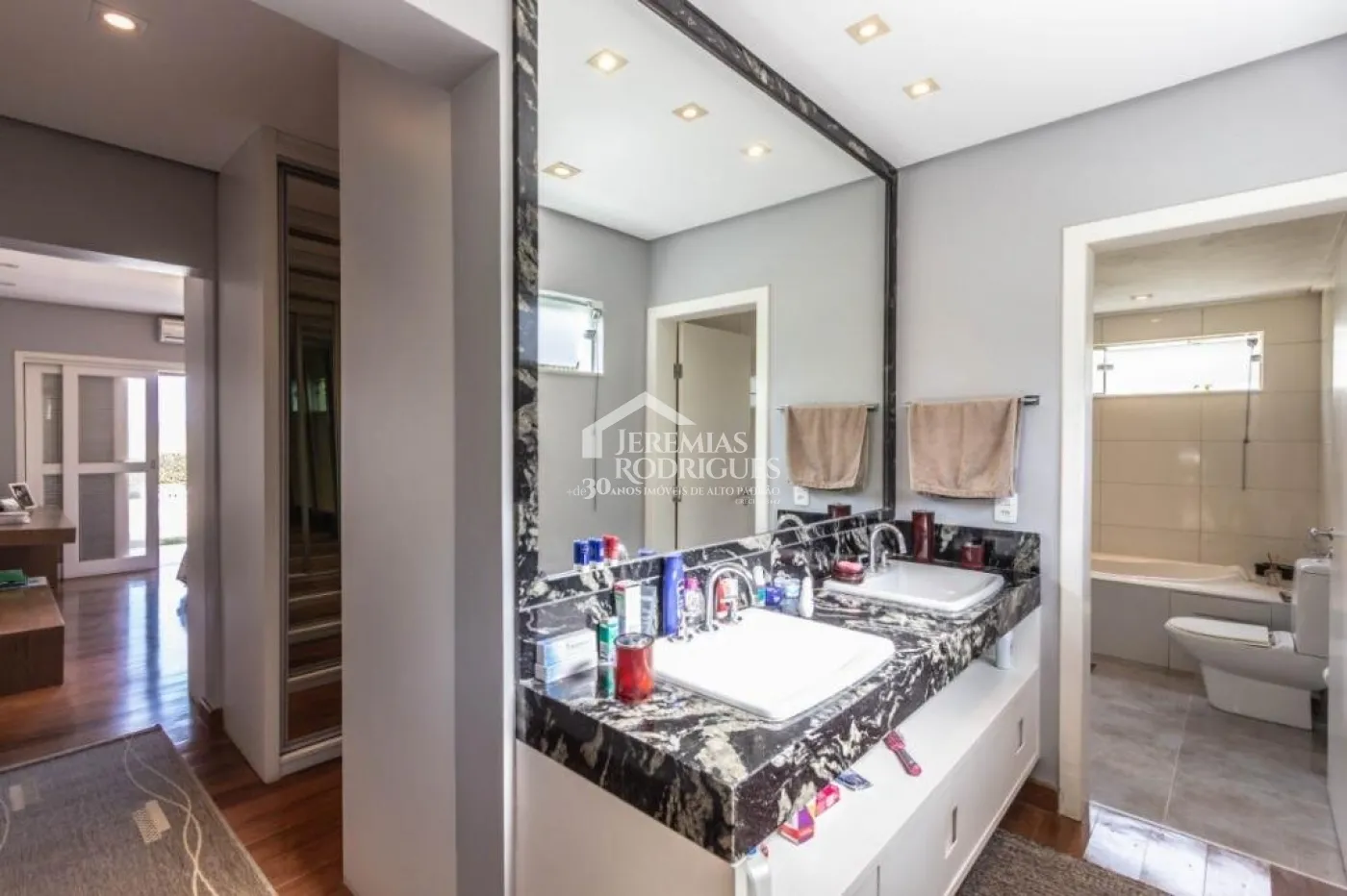 Casa para venda e locação com 4 suítes no Condomínio Chácaras Cataguá em Taubaté/SP