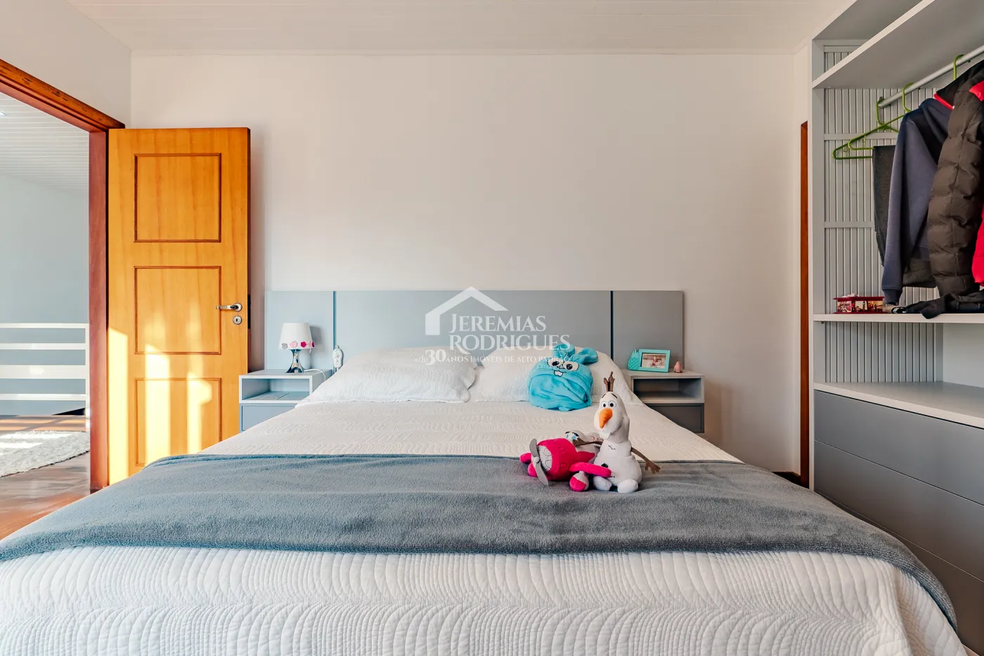 Casa assobradada à venda com 3 dormitórios no Condomínio Aldeia Austríaca em Campos do Jordão/SP.