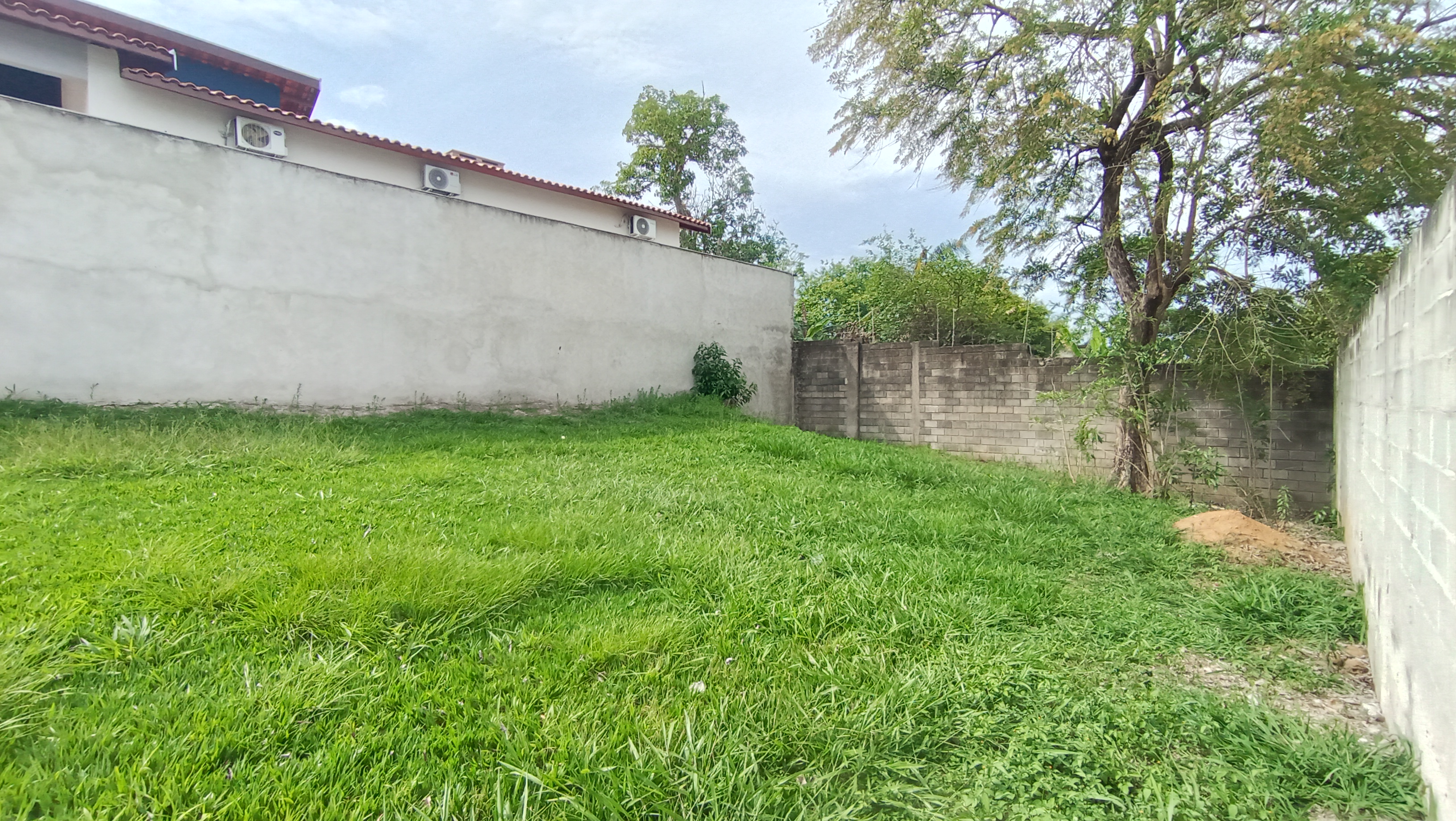 Terreno à venda com 407 m² no Condomínio Reserva dos Lagos e Pindamonhangaba/SP.