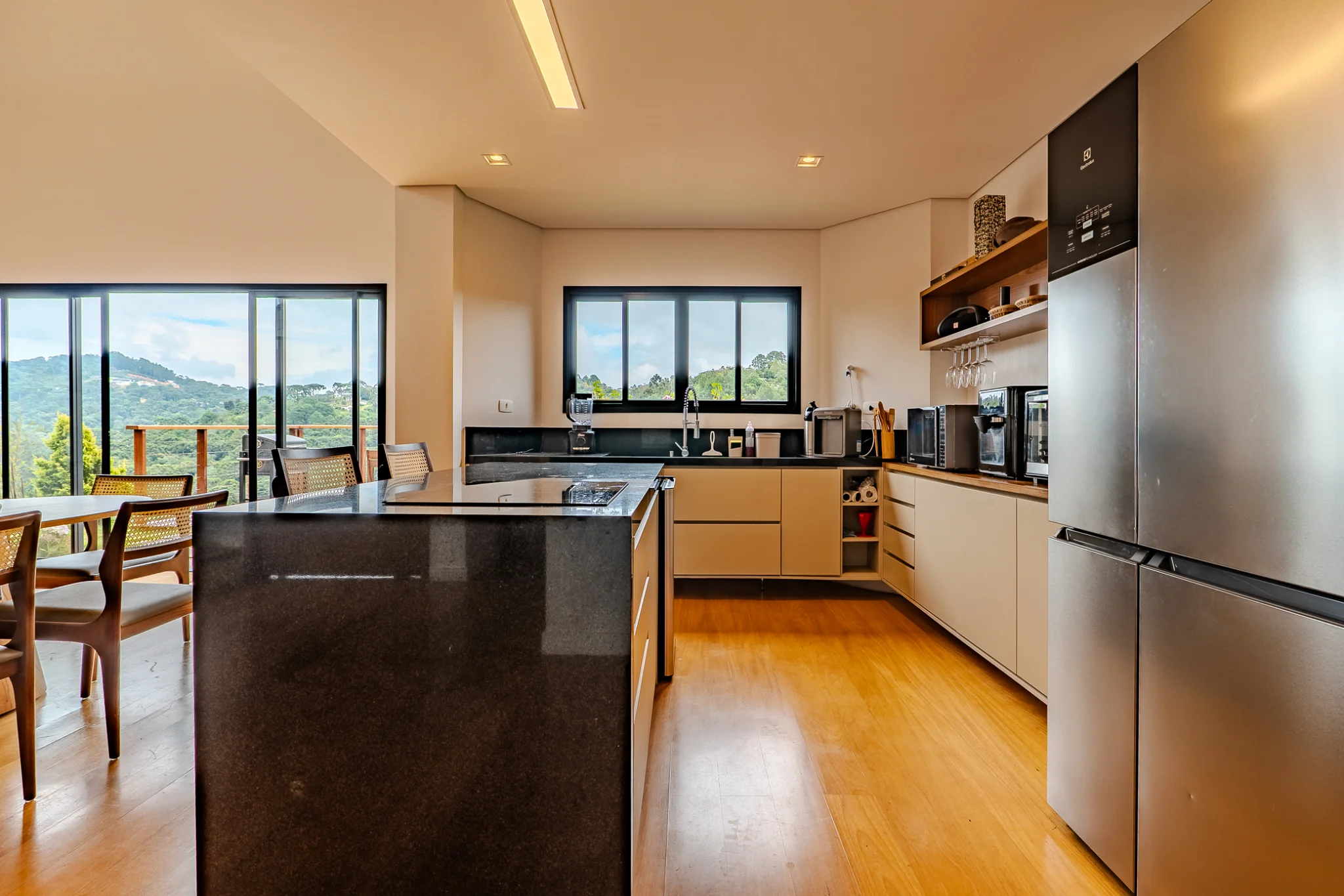 Casa à venda com 4 suítes no Condomínio Beverly Hills em Campos do Jordão/SP. 