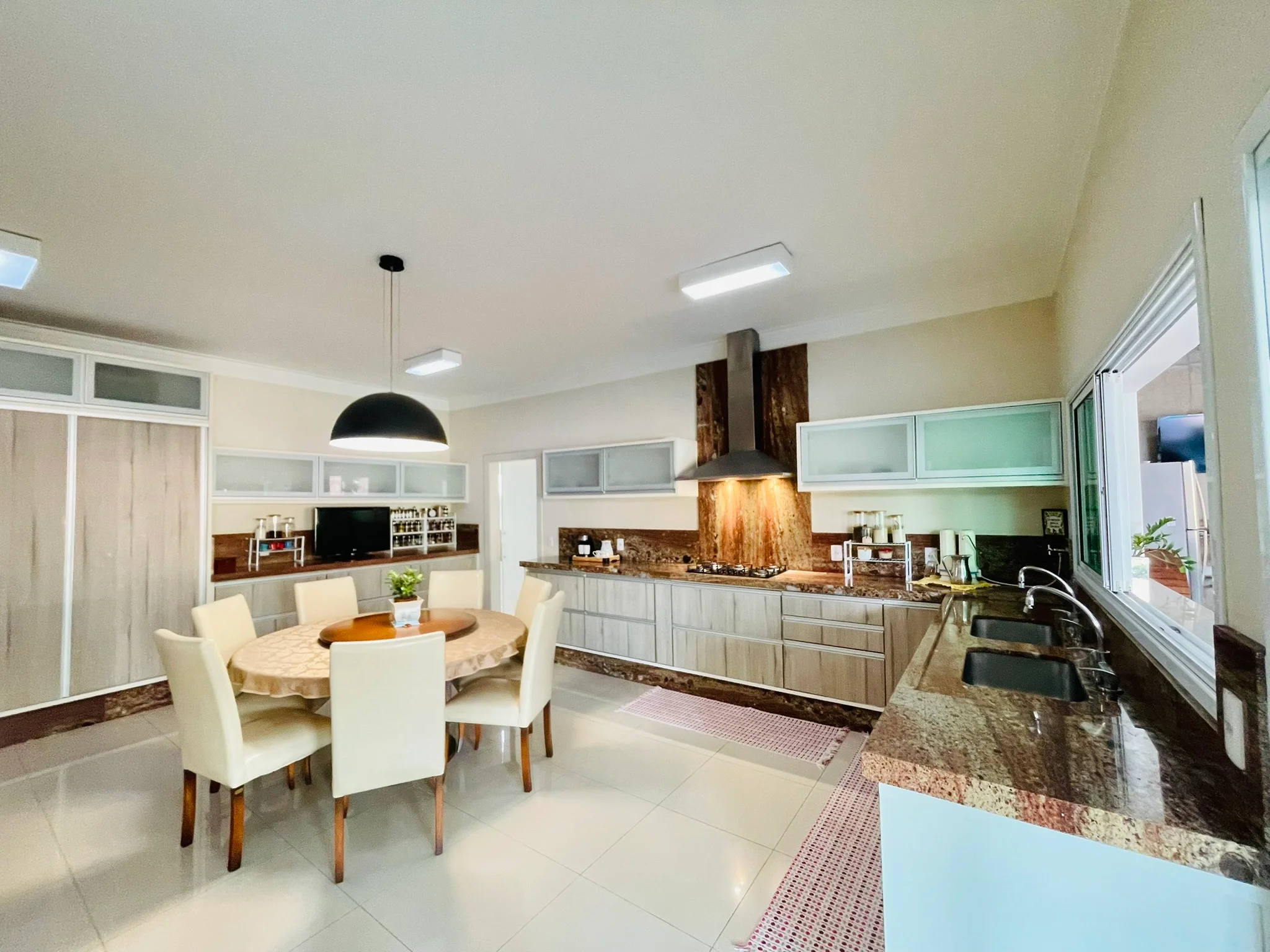 Casa à venda com 4 dormitórios no Condomínio Campos do Conde II em Tremembé/SP.