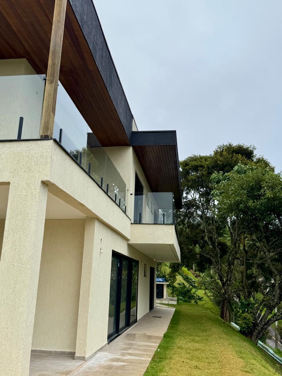 Casa à venda com 3 suítes no Condomínio Parque da Mantiqueira em Santo Antônio do Pinhal/SP.