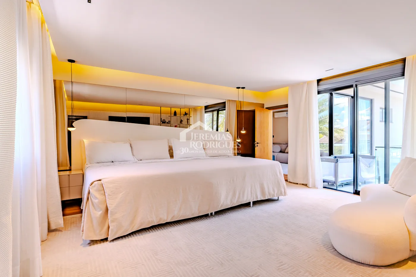 Casa à venda com 4 suítes no Condomínio Taubaté Village em Taubaté/SP.