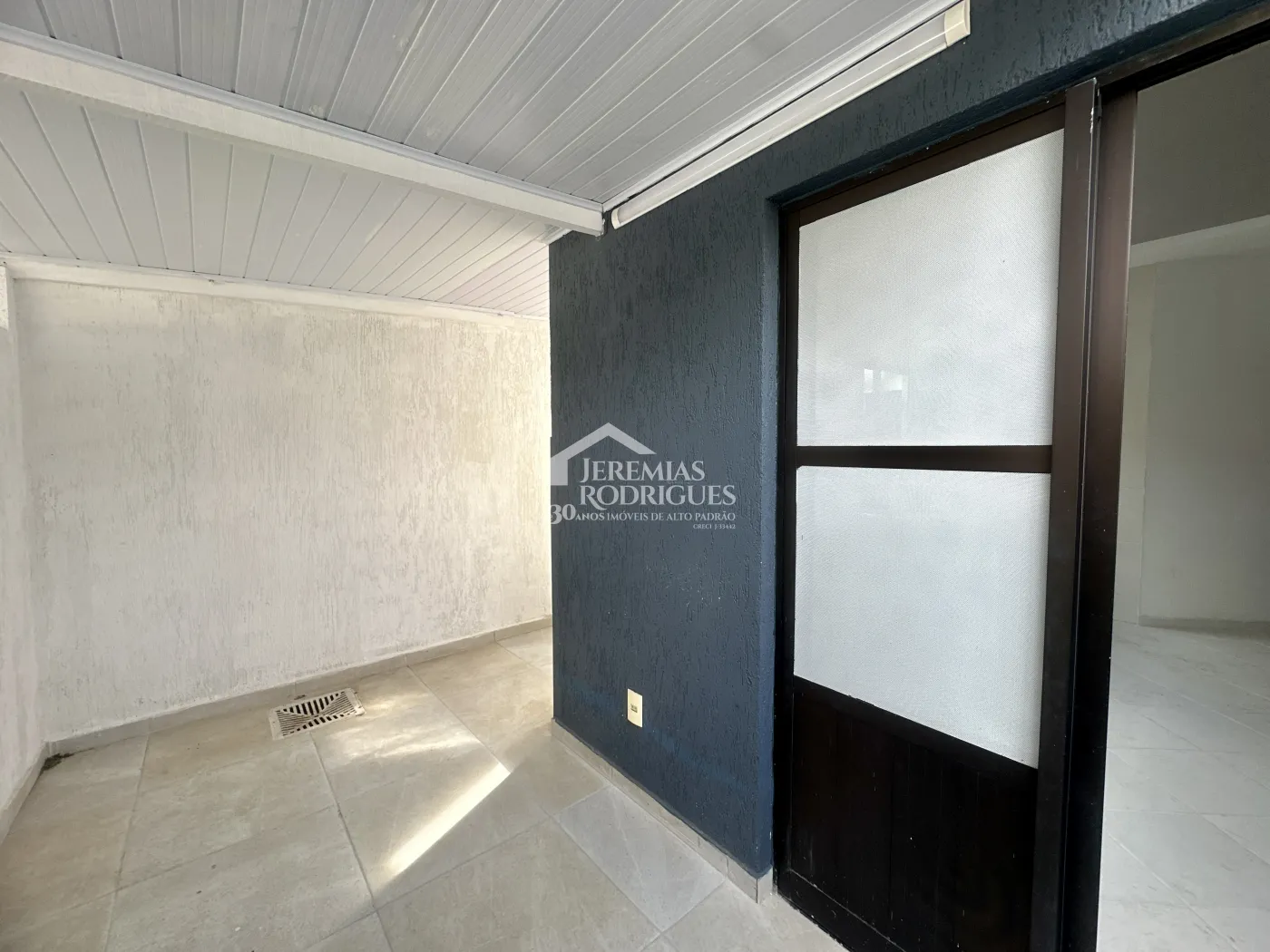 Casa para venda e locação com 4 dormitórios no Condomínio Alto dos Pinheiros em Taubaté/SP.