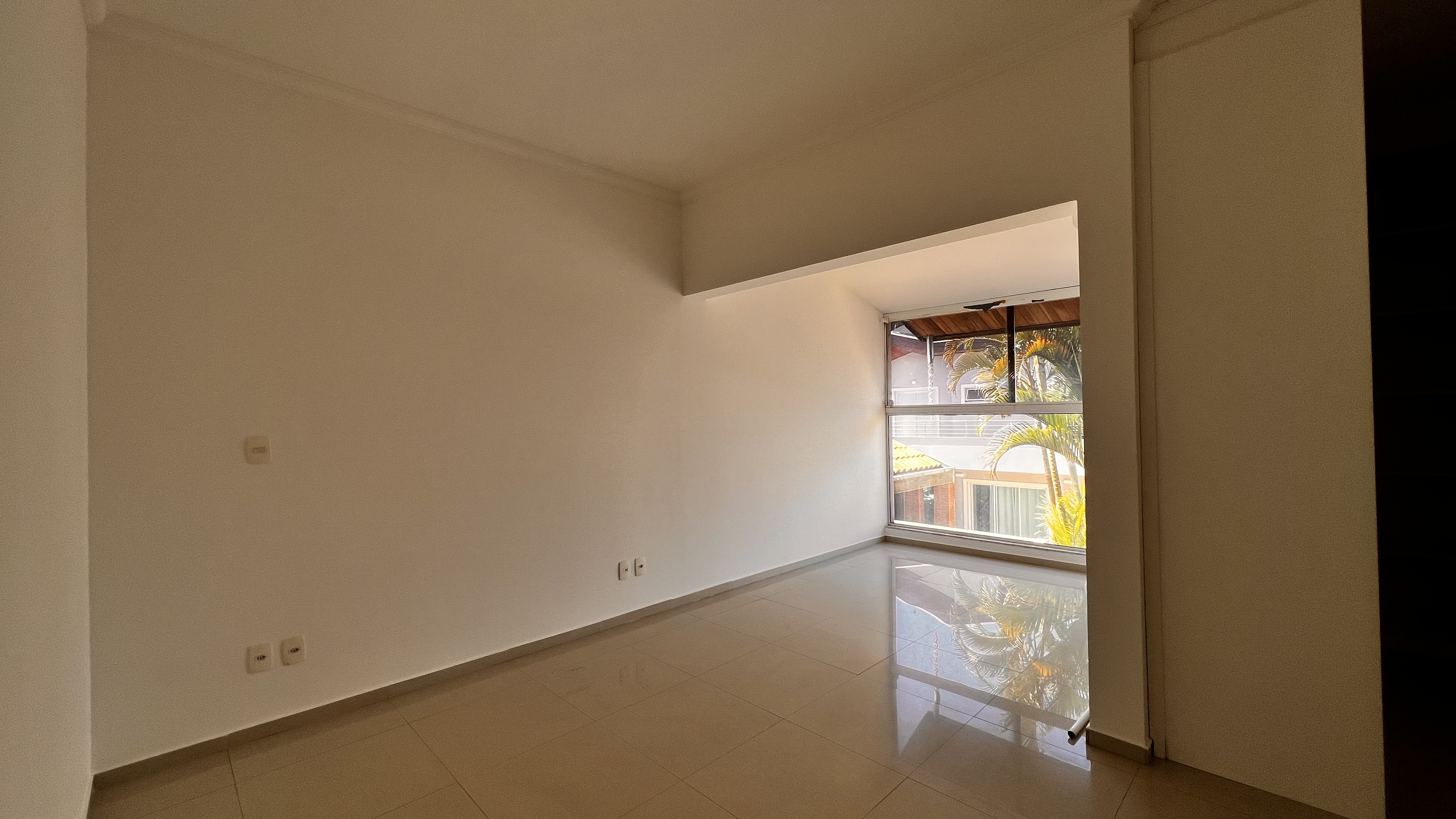 Casa à venda com 4 suítes no Condomínio Campos do Conde II em Tremembé/SP.