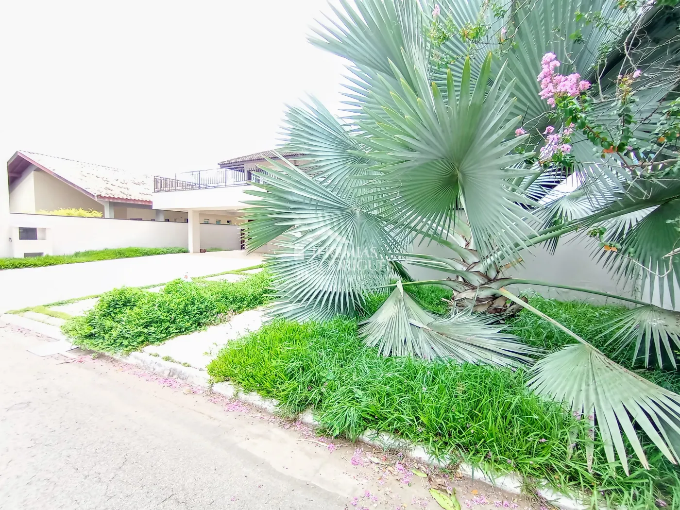 Casa à venda e locação com 4 suítes no Condomínio Colonial Village I em Pindamonhangaba/SP.