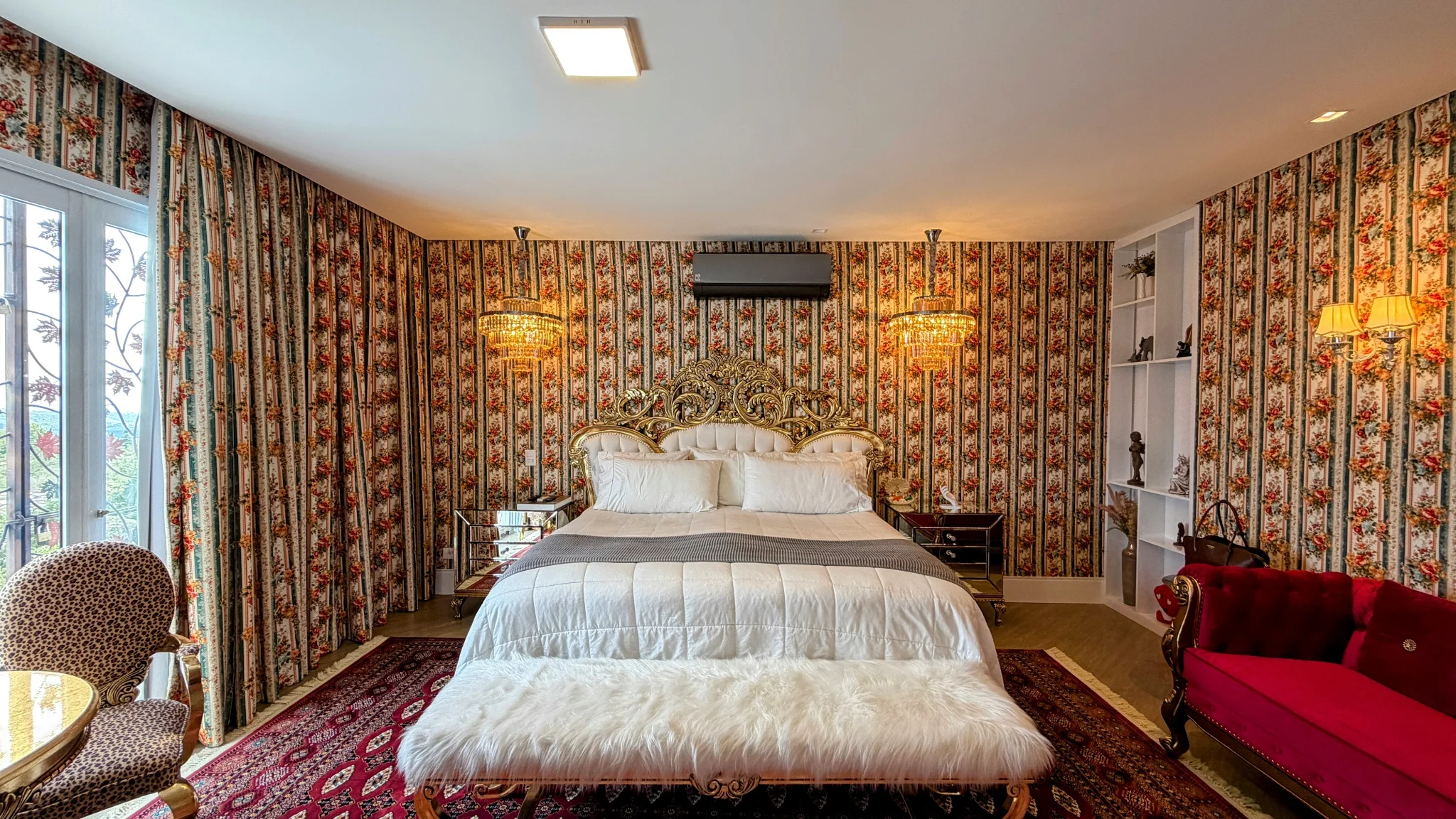 Casa à venda com 4 suítes no  Condomínio Iporanga em Campos do Jordão/SP. 