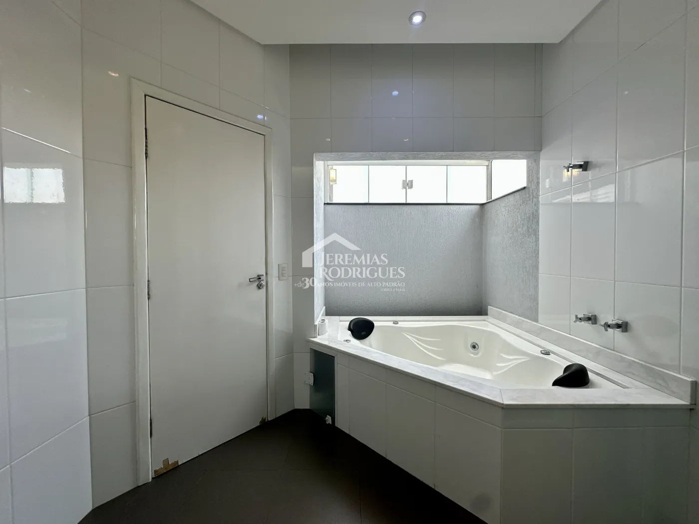 Sobrado com 3 dormitórios, 302 m2 - Condomínio Campos do Conde II - Tremembé/SP.