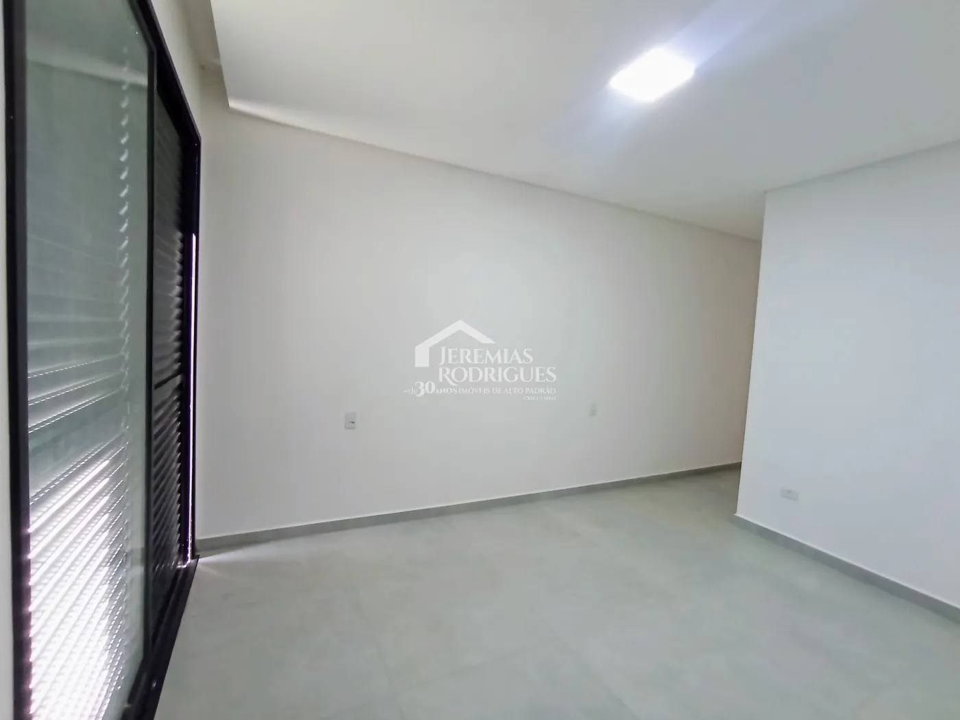 Casa à venda com 3 suítes no Condomínio Campos do Conde II em Tremembé/SP.