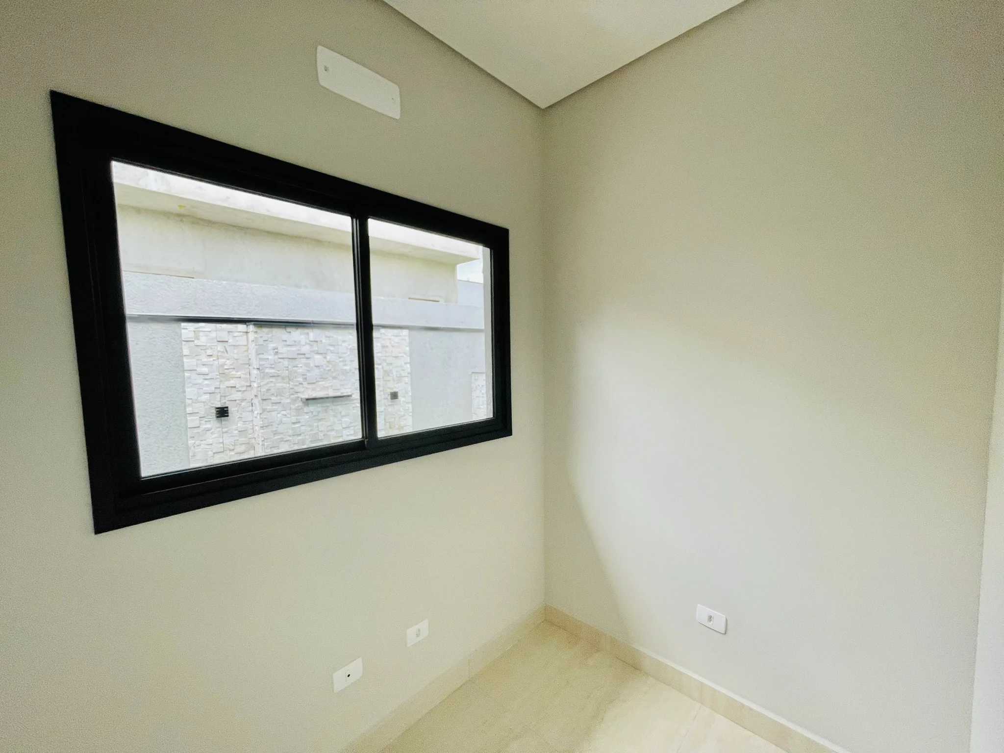 Casa à venda com 3 suítes no Condomínio Ouro Ville em Taubaté/SP. 